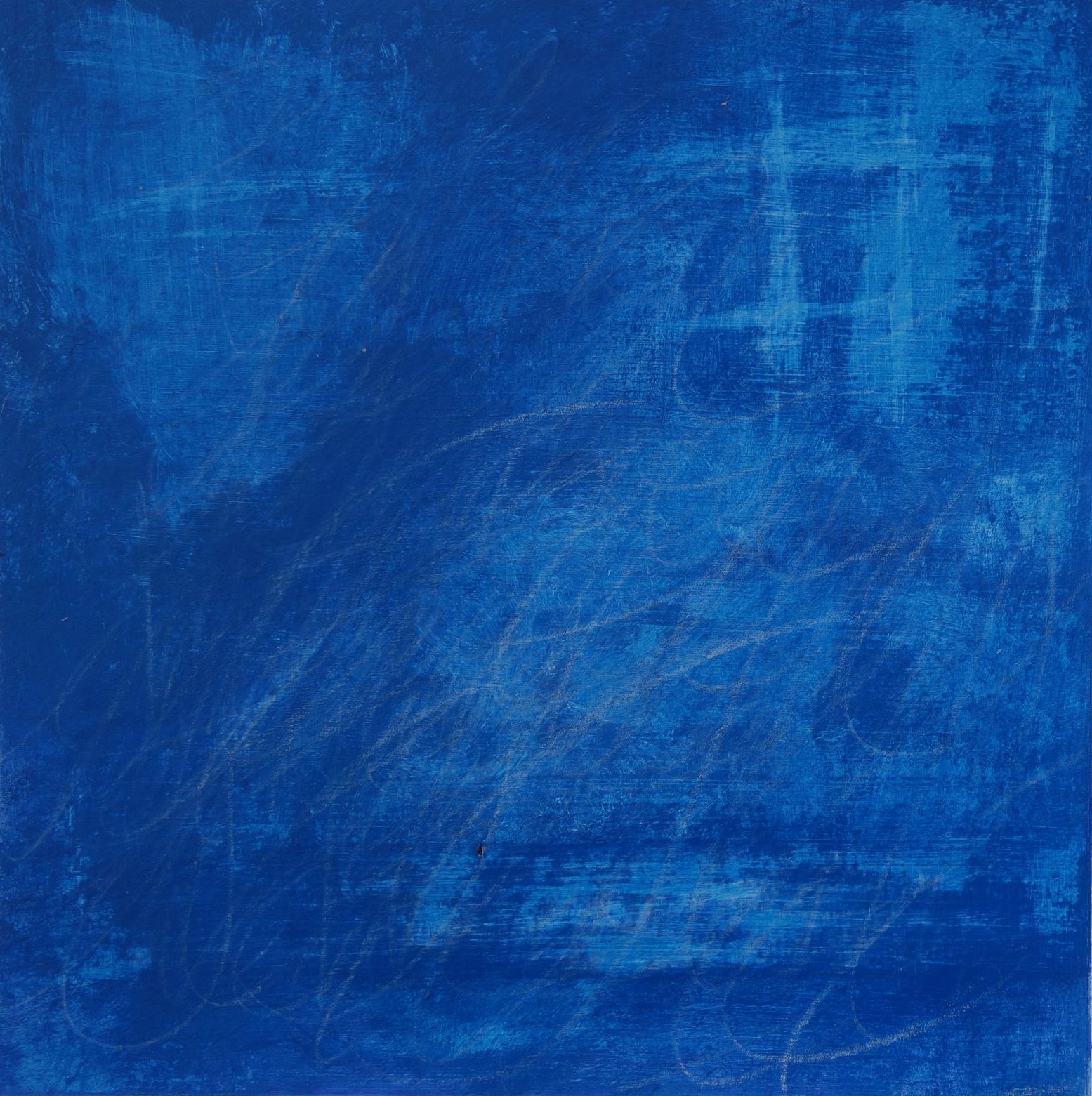 Das Foto zeigt ein kobaltblaues Gemälde, auf dem einige hellere Bereiche sichtbar sind. Teilweise ist nicht lesbare Schrift in weiß zu erkennen.