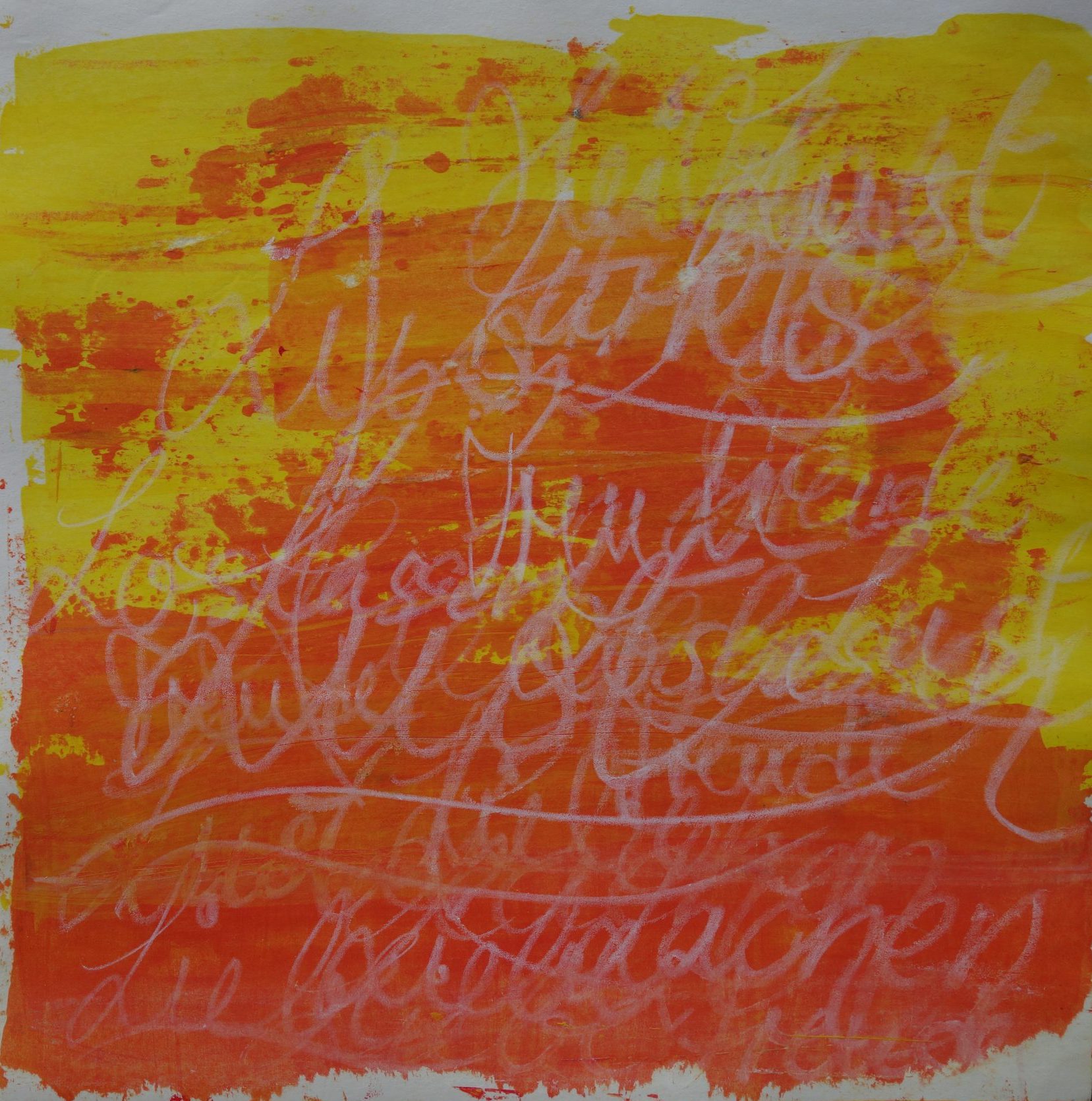Das Foto zeigt ein quadratisches Gemälde in leuchtenden Gelb und Orangetönen. Im Vordergrund befindet ich eine weiße Schrift, die im Wesentlichen nicht lesbar ist. Am unteren, linken und oberen Bildrand ist der weiße Hintergrund zu sehen.